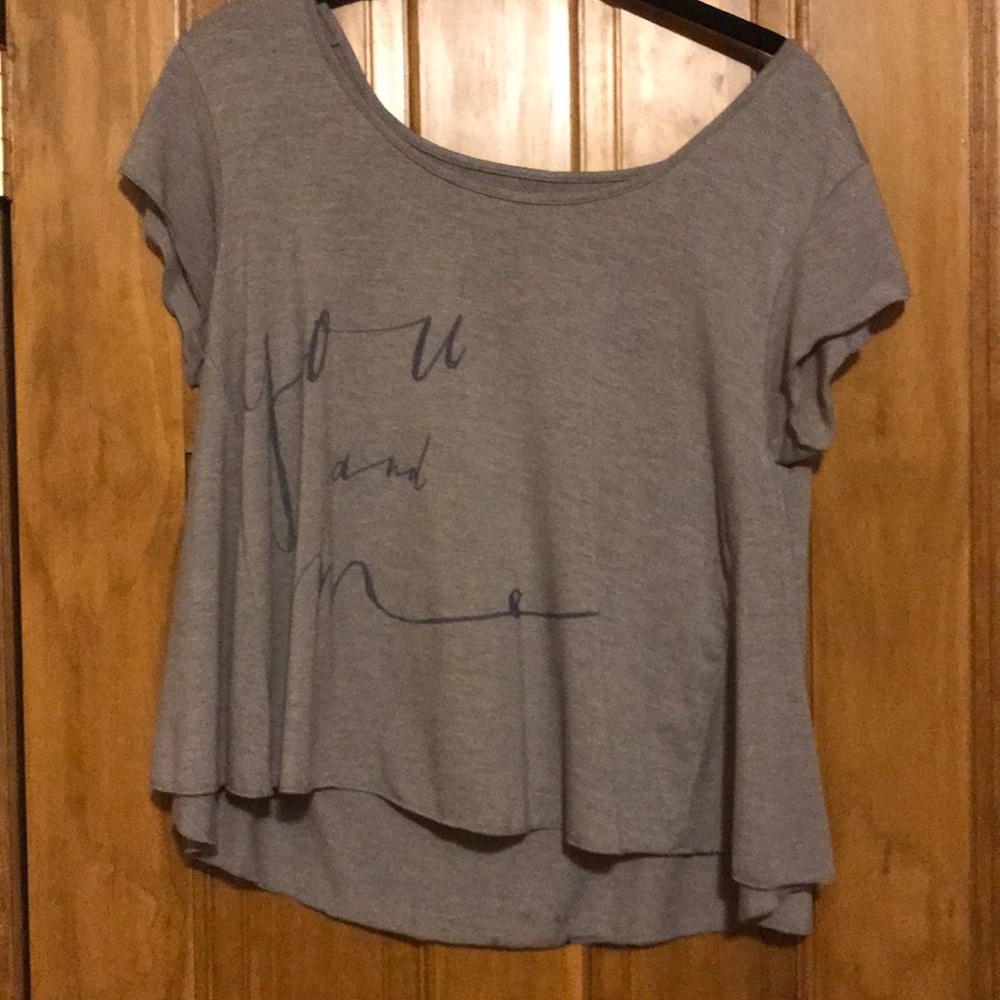 I am selling a XS t-shirt from American Eagle